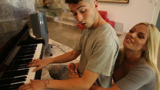 Мачеха учит парня играть на рояле и с её киской