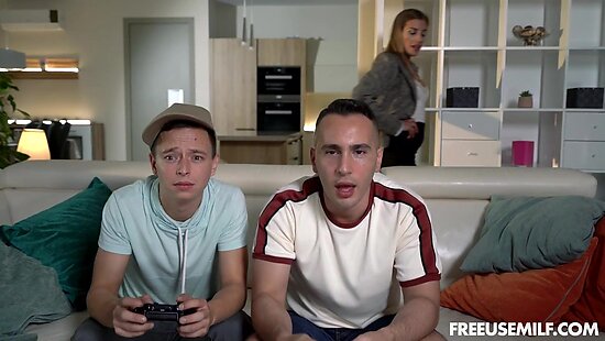 Мамки-близняшки занимаются групповым сексом с приемным сыном и его другом