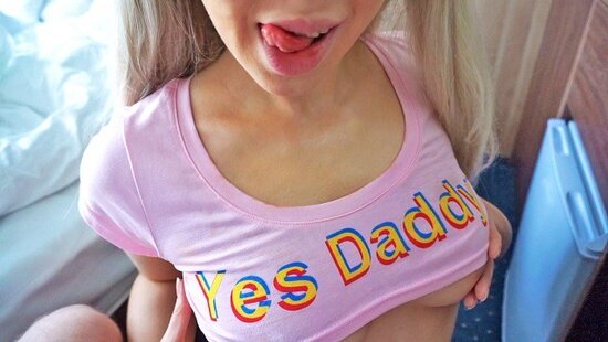 Симпатичная падчерица с классными сиськами получает полный рот густой спермы от своего похотливого отчима