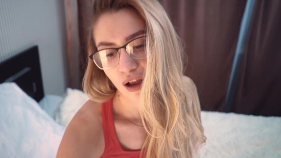 Блондинка в очках проиграла желание сводному брату и теперь с аппетитом сосет его горячий член