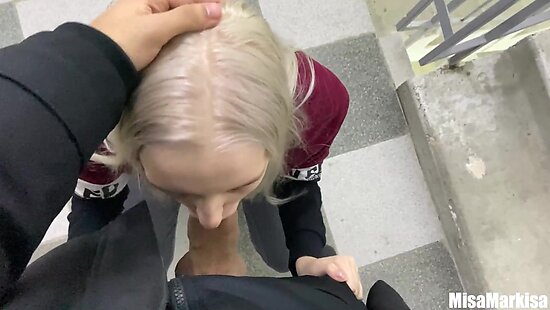 Голодная сестра отсасывает братишке в подъезде